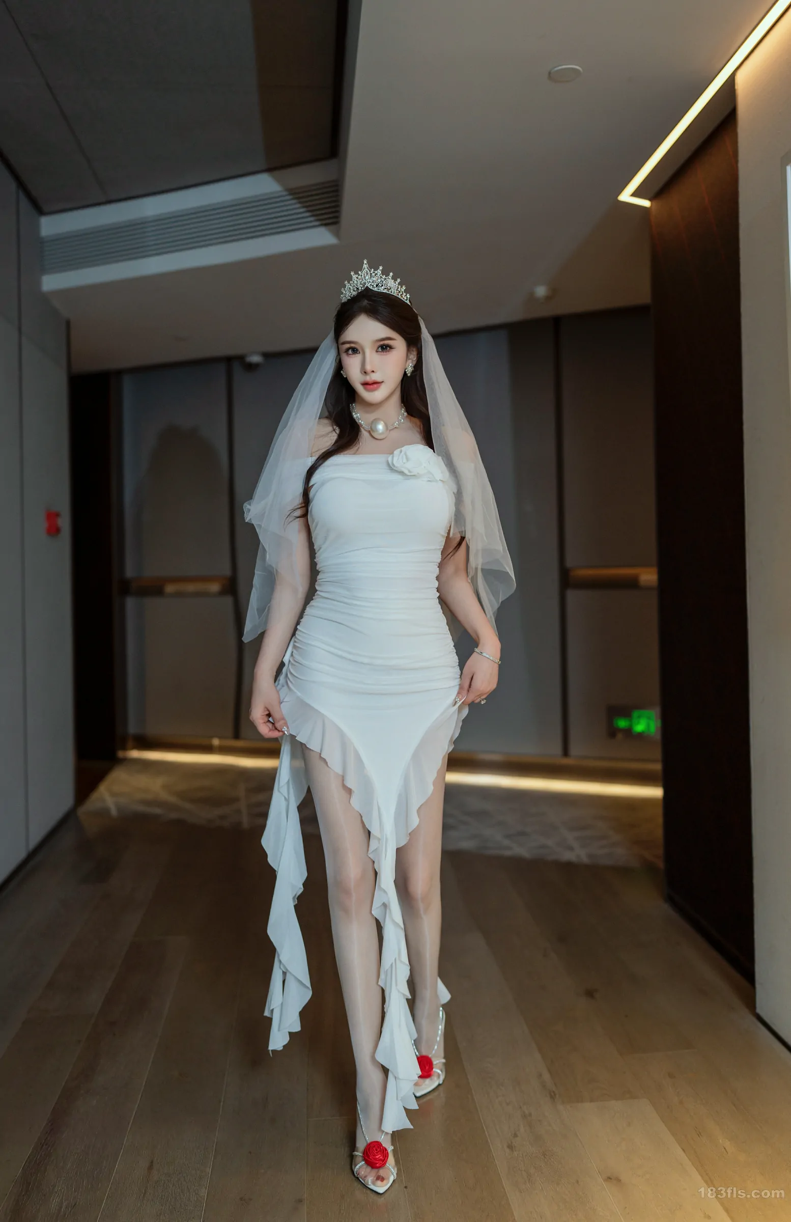 xiuren秀人网福利李丽莎大尺度私拍写真超大尺度婚纱-第4张图片-宅男套图吧