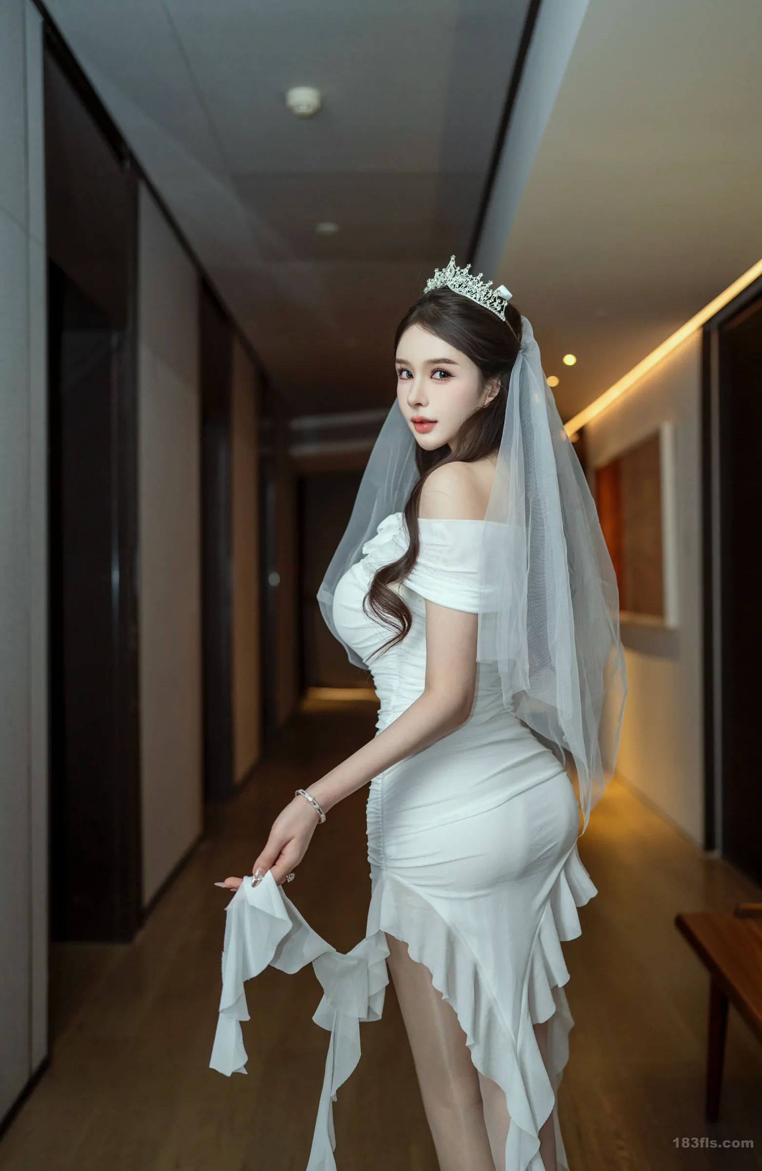 xiuren秀人网福利李丽莎大尺度私拍写真超大尺度婚纱-第2张图片-宅男套图吧