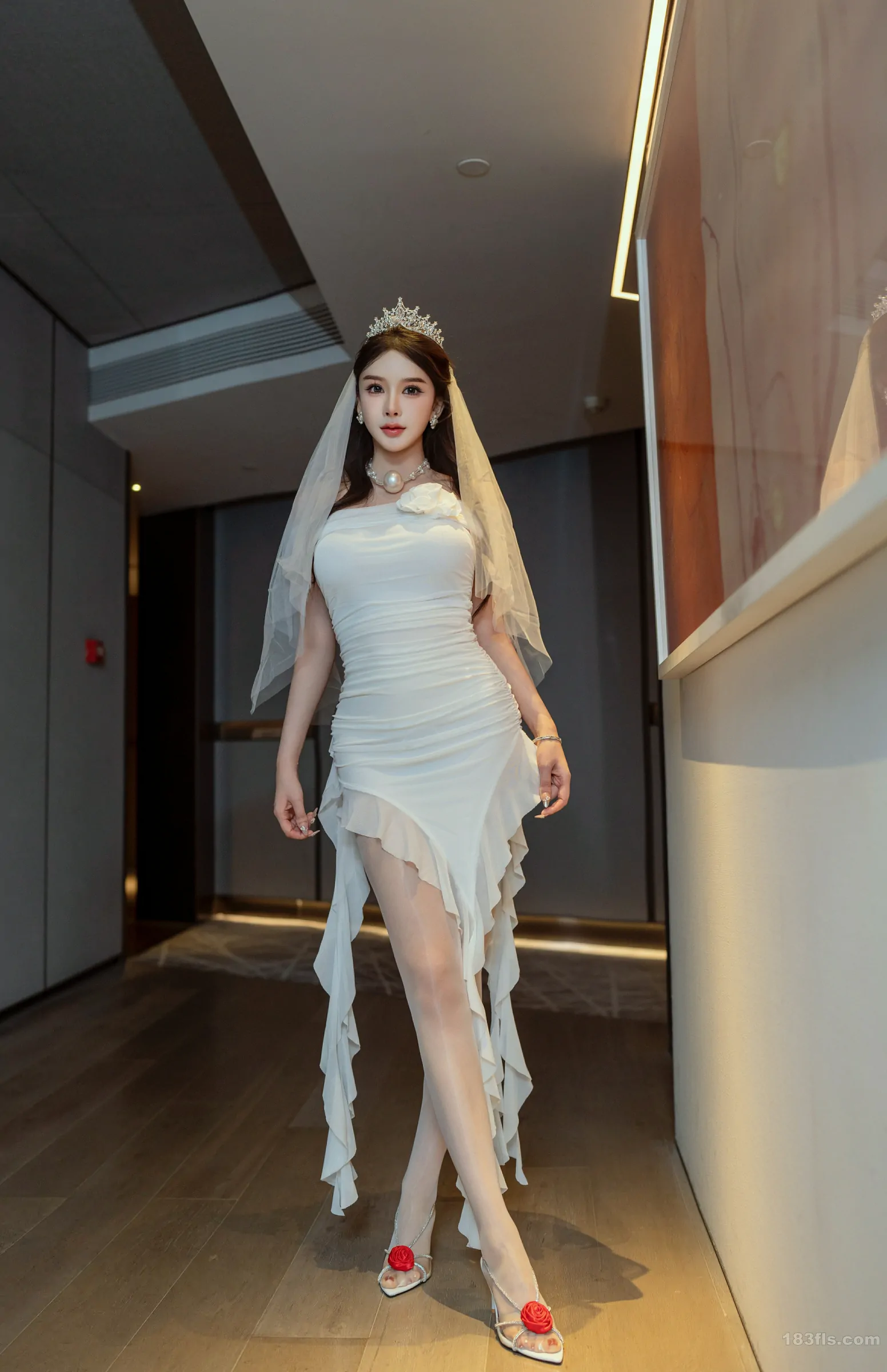 xiuren秀人网福利李丽莎大尺度私拍写真超大尺度婚纱-第5张图片-宅男套图吧